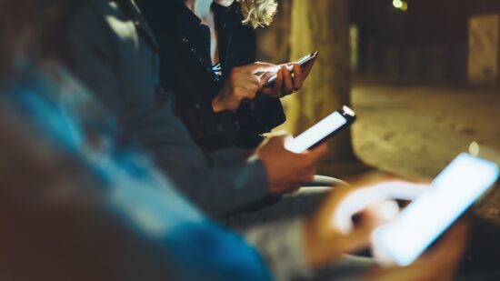 Group_on_smartphones_S_0815